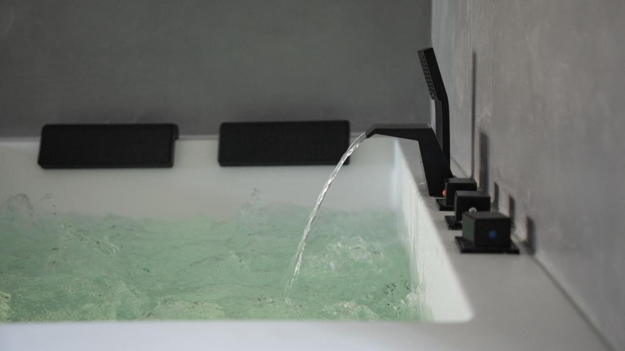 Ennea - Jacuzzi & Luxury Suites (Adults Only) Perpignan Exteriér fotografie